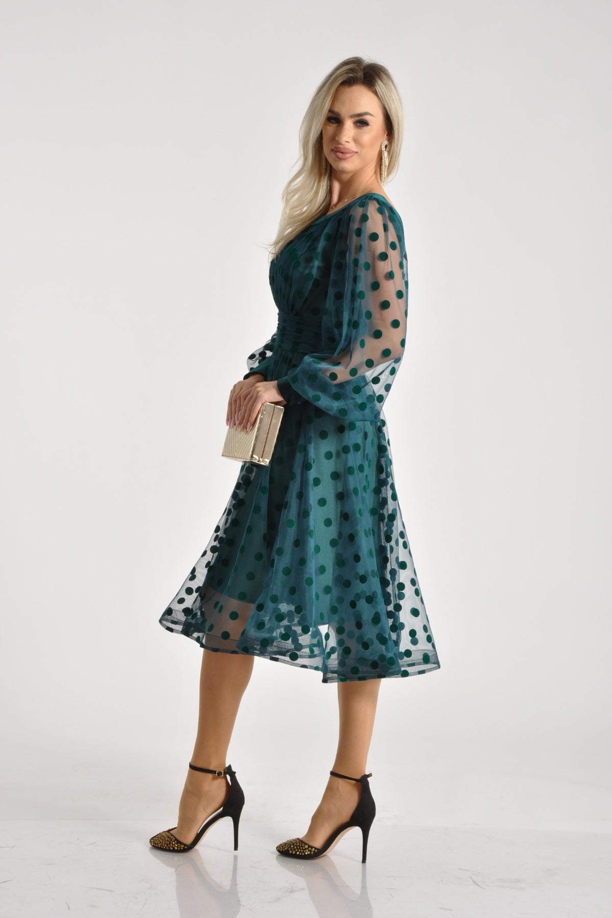 Abito midi verde smeraldo svasato in tulle a pois con maniche lunghe e dettagli in velluto, firmato Moda-Mania.