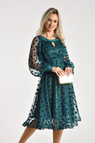 Abito midi verde smeraldo svasato in tulle a pois con maniche lunghe e dettagli in velluto, firmato Moda-Mania.