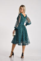 Abito midi verde smeraldo svasato in tulle a pois con maniche lunghe e dettagli in velluto, firmato Moda-Mania.