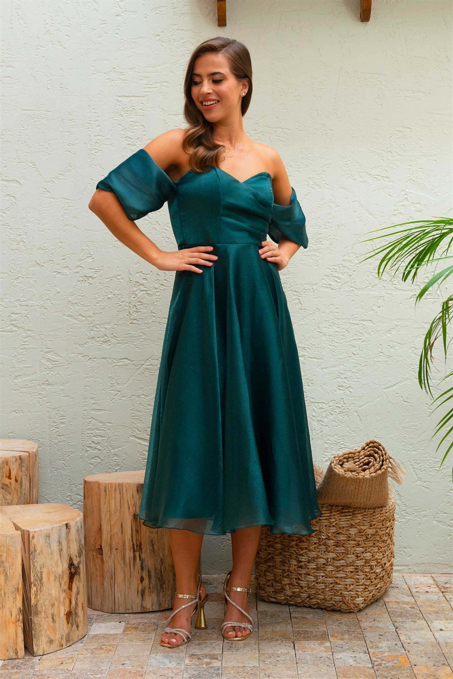 Abito lungo verde smeraldo svasato in organza con scollo a cuore e maniche cadenti, moda elegante Moda-Mania.