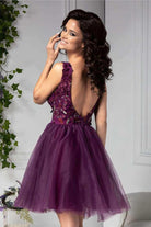 Abito corto viola Artista con schiena scoperta, gonna ampia in tulle, perfetto per occasioni speciali e look eleganti.