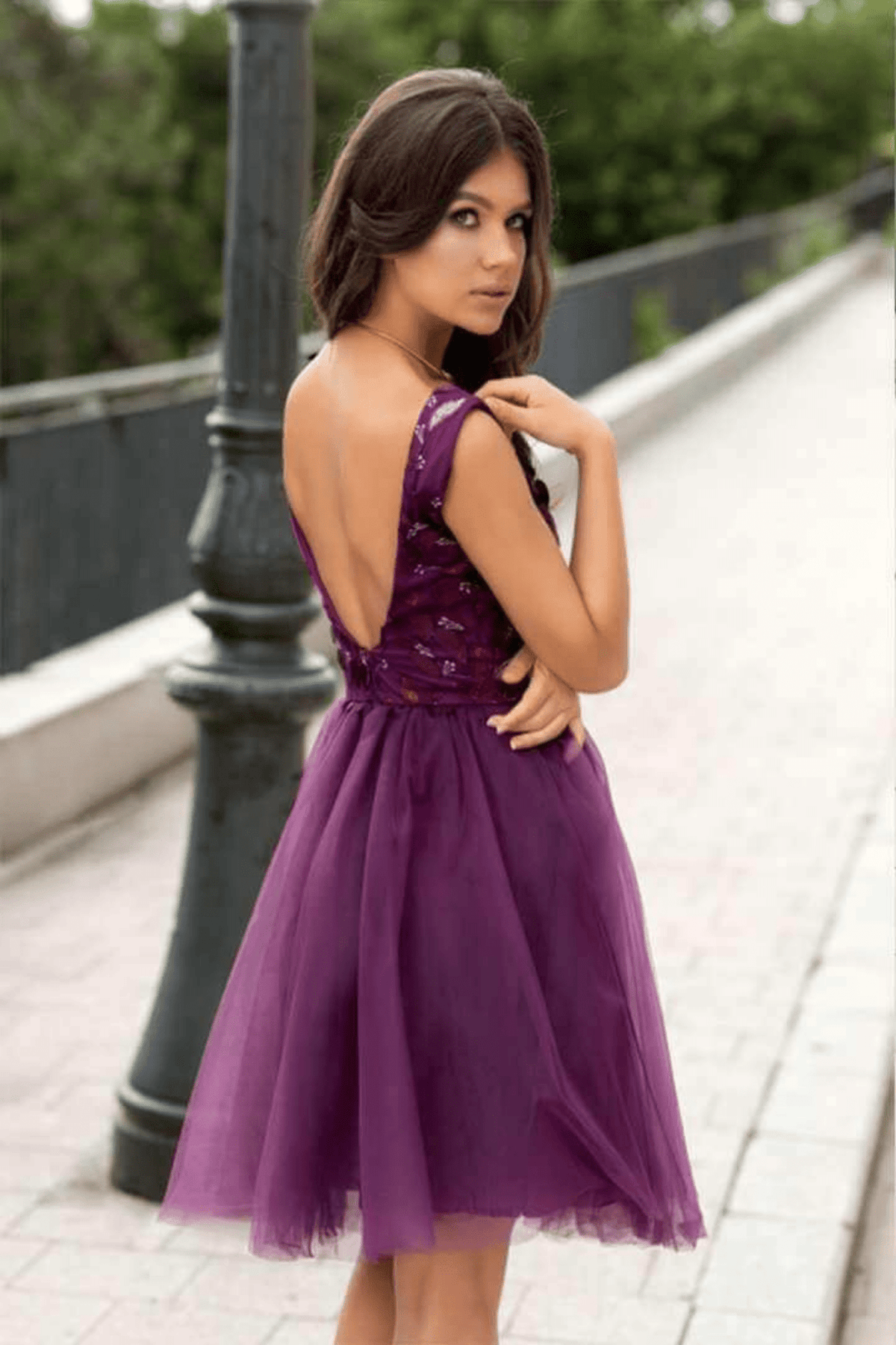 Abito corto viola Artista con schiena scoperta, gonna ampia in tulle, perfetto per occasioni eleganti e alla moda.