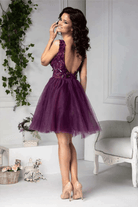 Abito corto viola Artista con schiena scoperta e gonna ampia in tulle, casual elegante e femminile.