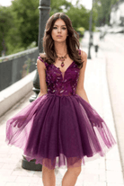 Abito corto viola Artista con schiena scoperta, gonna ampia in tulle, vestito elegante e femminile.