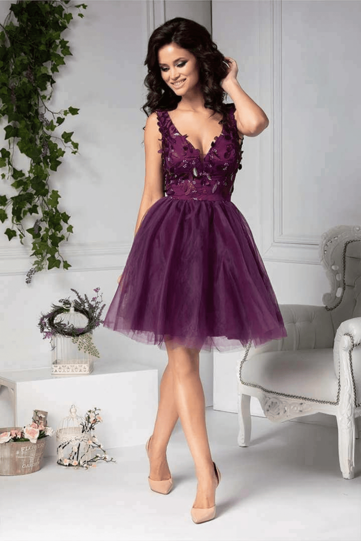 Abito corto viola Artista con schiena scoperta, gonna ampia in tulle, perfetto per occasioni speciali, stile elegante e femminile.