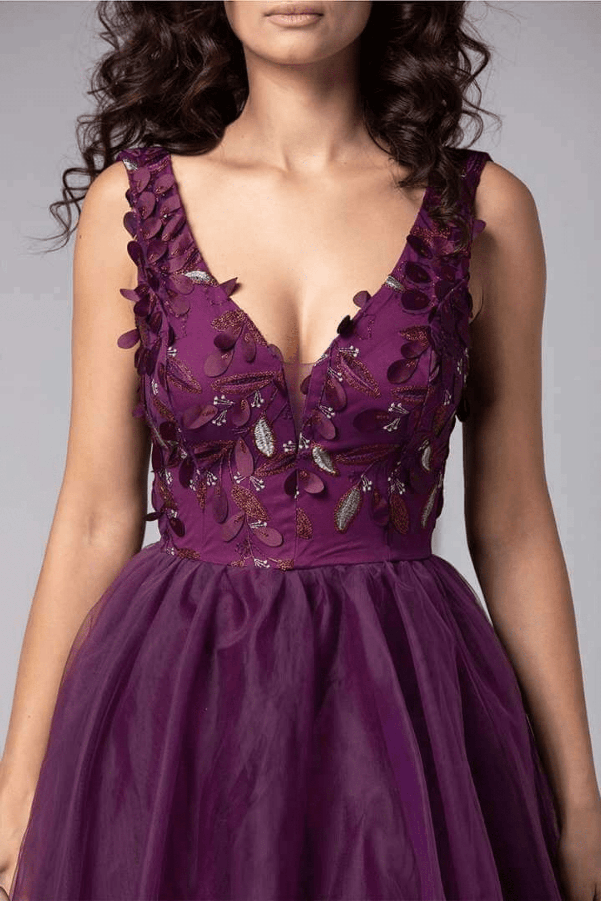 Abito corto viola Artista con schiena scoperta, gonna ampia in tulle, vestito elegante e femminile, vista frontale.