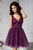 Abito corto viola Artista con schiena scoperta, gonna ampia in tulle, vestito elegante e femminile.