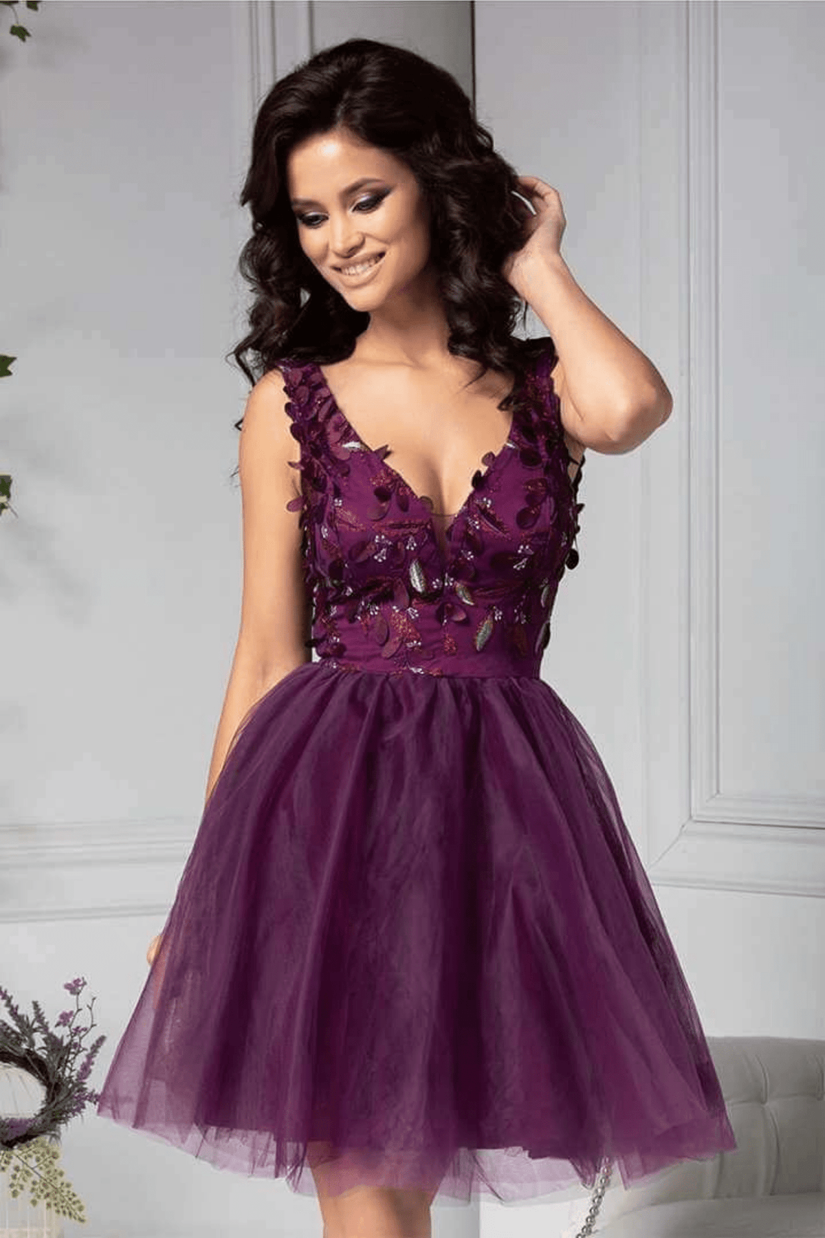 Abito corto viola Artista con schiena scoperta, gonna ampia in tulle, vestito elegante e femminile.