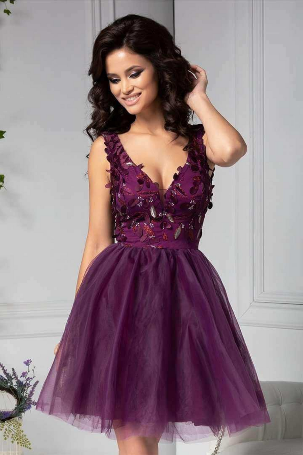 Abito corto viola Artista con schiena scoperta e gonna ampia in tulle, perfetto per occasioni speciali.