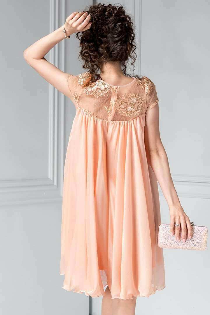 Abito corto svasato corallo Artista in velo di tulle con decollété, fiori decorativi e fodera interna, stile elegante e femminile