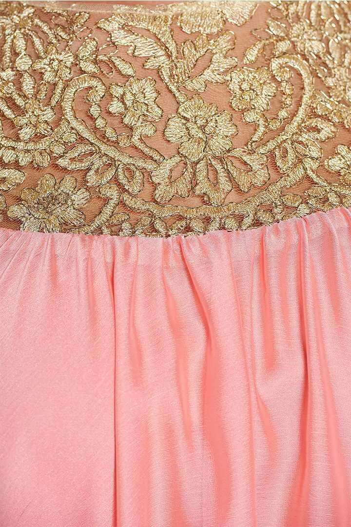 Abito corto svasato corallo in tulle con decollété e fiori, fodera interna, marchio Artista.