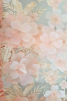 Abito svasato corallo Artista in tulle con decolletè, fiori ricamati e fodera interna, abito corto elegante e femminile.