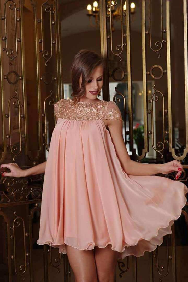 Abito corto svasato corallo in velo di tulle con decollété, fiori ricamati e fodera interna, marca Artista.