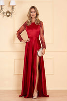 Abito lungo elegante rosso Artista in taffetà con maniche in tulle floreale e spacco laterale, visibile in dettaglio.