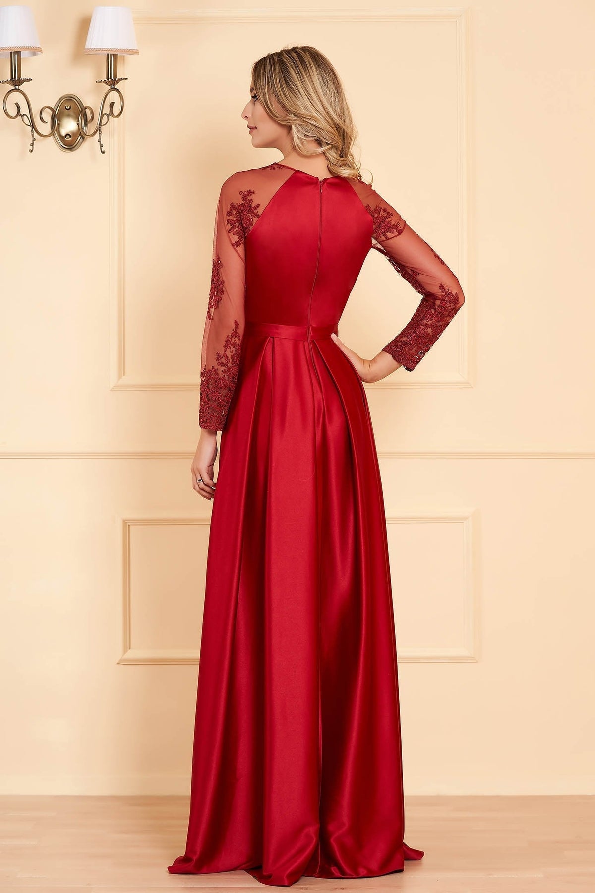 Abito lungo elegante rosso Artista in taffetà con maniche in tulle floreale e spacco laterale, visibile in dettaglio.