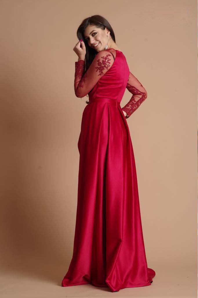 Abito lungo rosso Artista in taffetà con maniche in tulle floreale e spacco laterale, stile elegante e sofisticato.