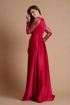 Abito lungo rosso Artista in taffetà con maniche in tulle floreale e spacco laterale, elegante e raffinato.