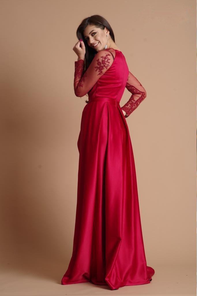 Abito lungo rosso Artista in taffetà con maniche in tulle floreale e spacco laterale, elegante e raffinato.