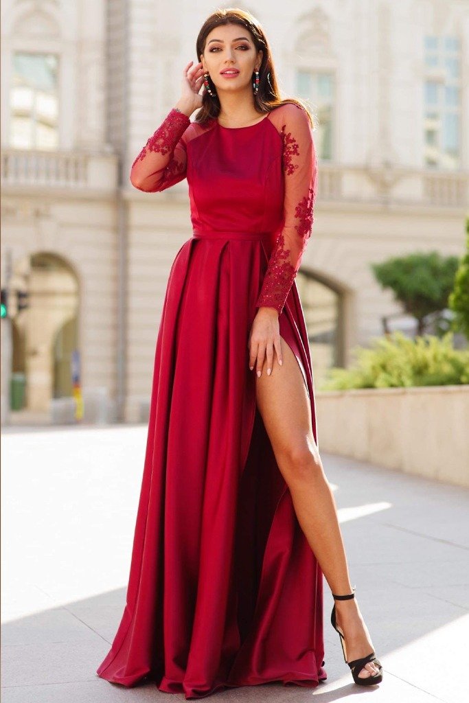 Abito lungo elegante rosso Artista in taffetà con maniche in tulle floreale e spacco laterale, perfetto per occasioni speciali.