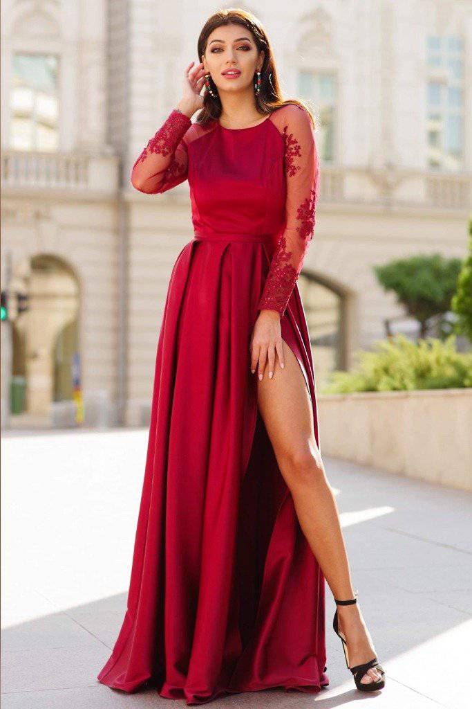 Abito lungo rosso elegante Artista in taffetà con maniche in tulle floreale e spacco laterale, visibile in primo piano.