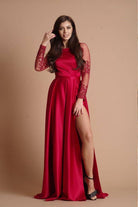 Abito lungo elegante rosso Artista in taffetà con maniche in tulle floreale e spacco laterale, da sera e occasioni speciali.