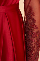 Abito lungo elegante rosso Artista in taffetà con maniche in tulle floreale e spacco laterale, perfetto per occasioni speciali.