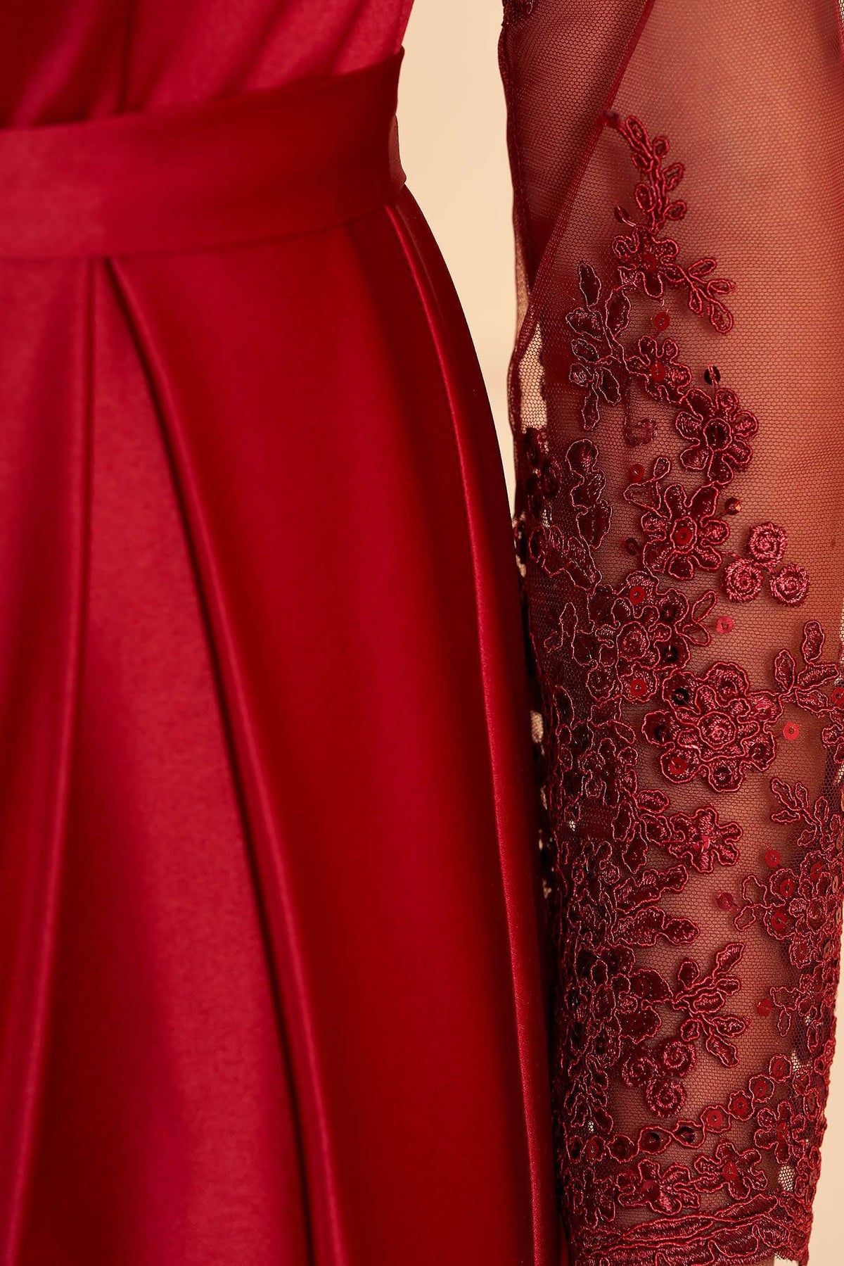 Abito lungo elegante rosso Artista in taffetà con maniche in tulle floreale e spacco laterale, perfetto per occasioni speciali.