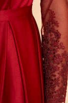Abito lungo elegante rosso Artista in taffetà con maniche in tulle floreale e spacco laterale, dettaglio di moda femminile.