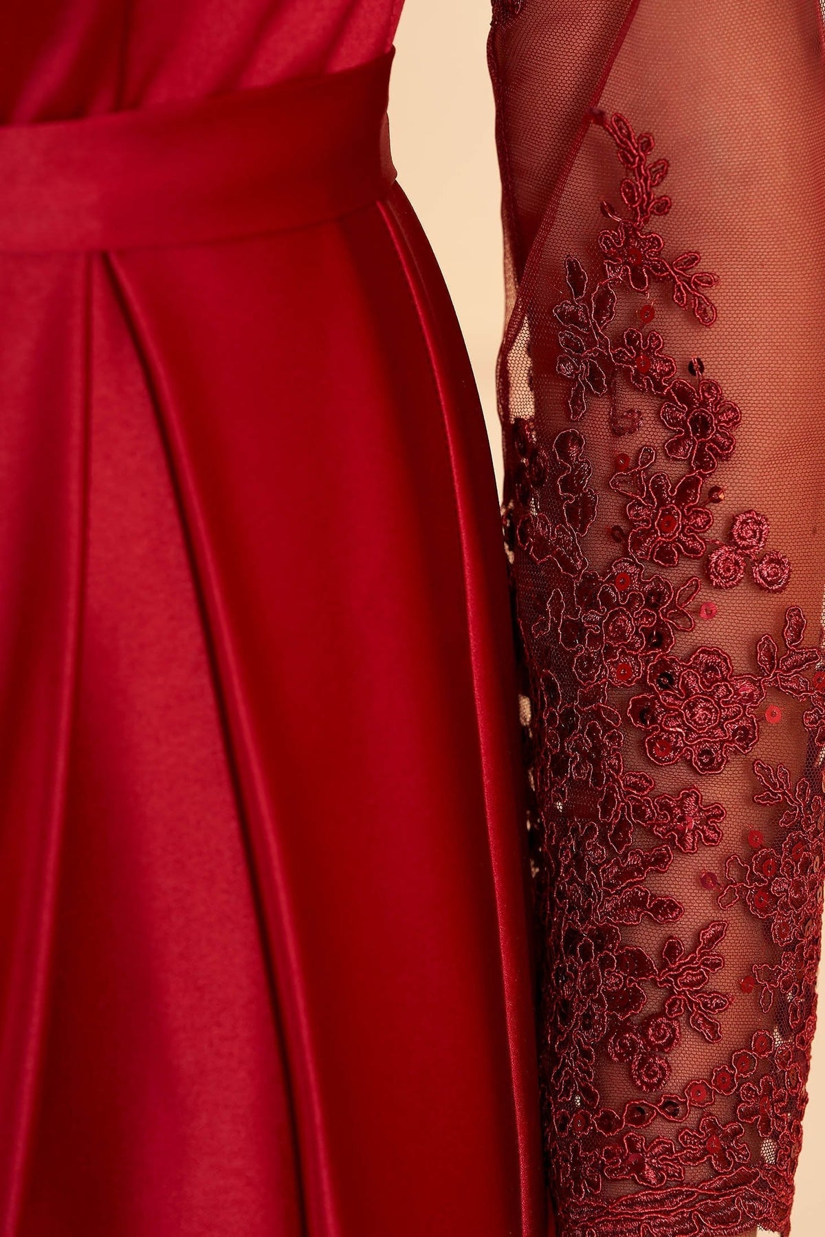 Abito lungo elegante rosso Artista in taffetà con maniche in tulle floreale e spacco laterale, dettaglio di moda femminile.