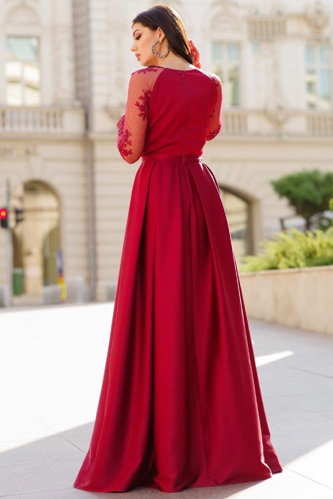 Abito lungo elegante rosso Artista in taffetà con maniche in tulle floreale e spacco laterale, perfetto per occasioni speciali.