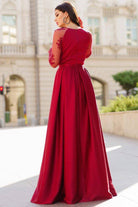 Abito lungo elegante rosso Artista in taffetà con maniche in tulle floreale e spacco laterale, modello raffinato e femminile.