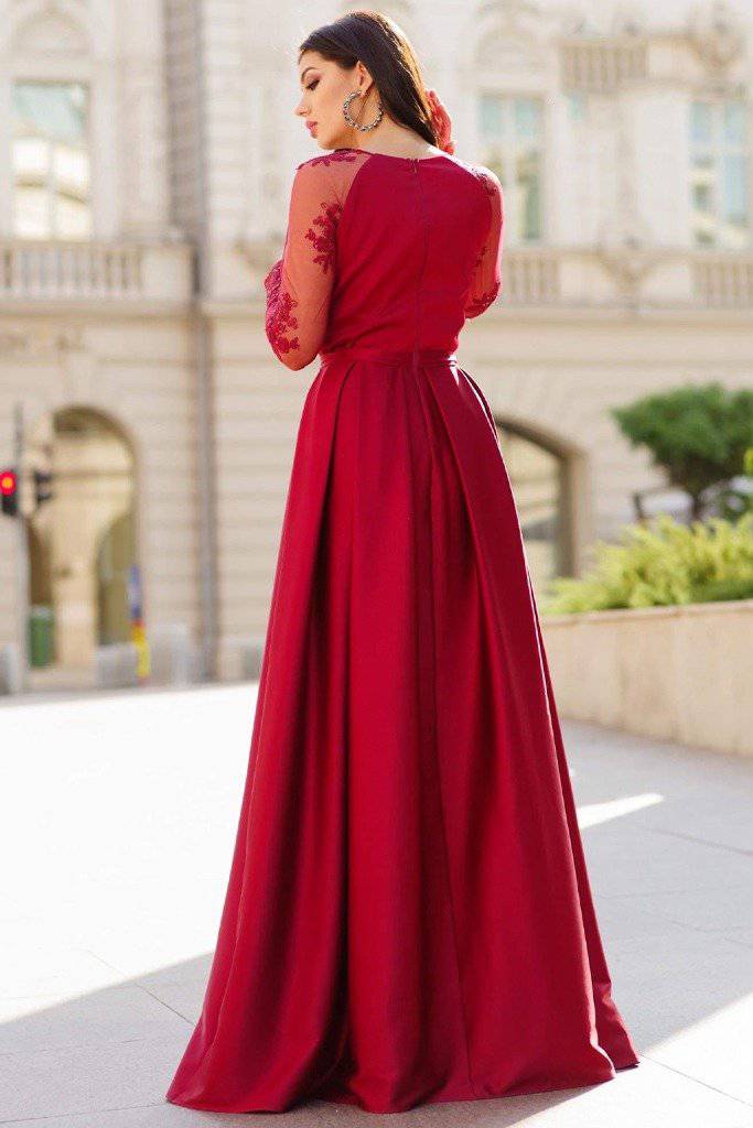 Abito lungo elegante rosso Artista in taffetà con maniche in tulle floreale e spacco laterale, modello raffinato e femminile.