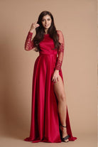 Abito lungo elegante rosso Artista in taffetà con maniche in tulle floreale e spacco laterale, vestito da sera raffinato.