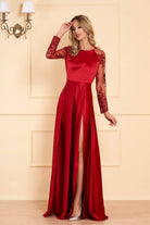 Abito lungo rosso Artista in taffetà con maniche in tulle floreale e spacco laterale, elegante e raffinato.