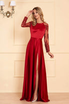Abito lungo rosso Artista in taffetà con maniche di tulle floreale e spacco laterale, elegante e sofisticato.