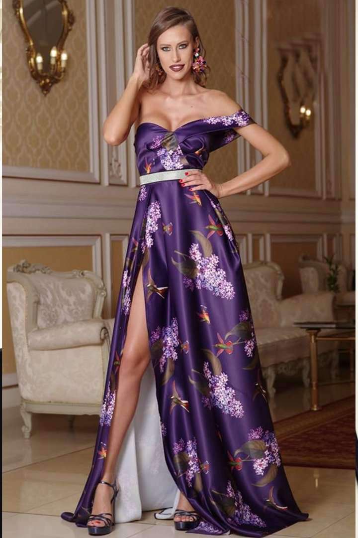 Abito lungo viola Artista in taffetà con fantasia floreale, spacco laterale, cintura e dettaglio monospalla.