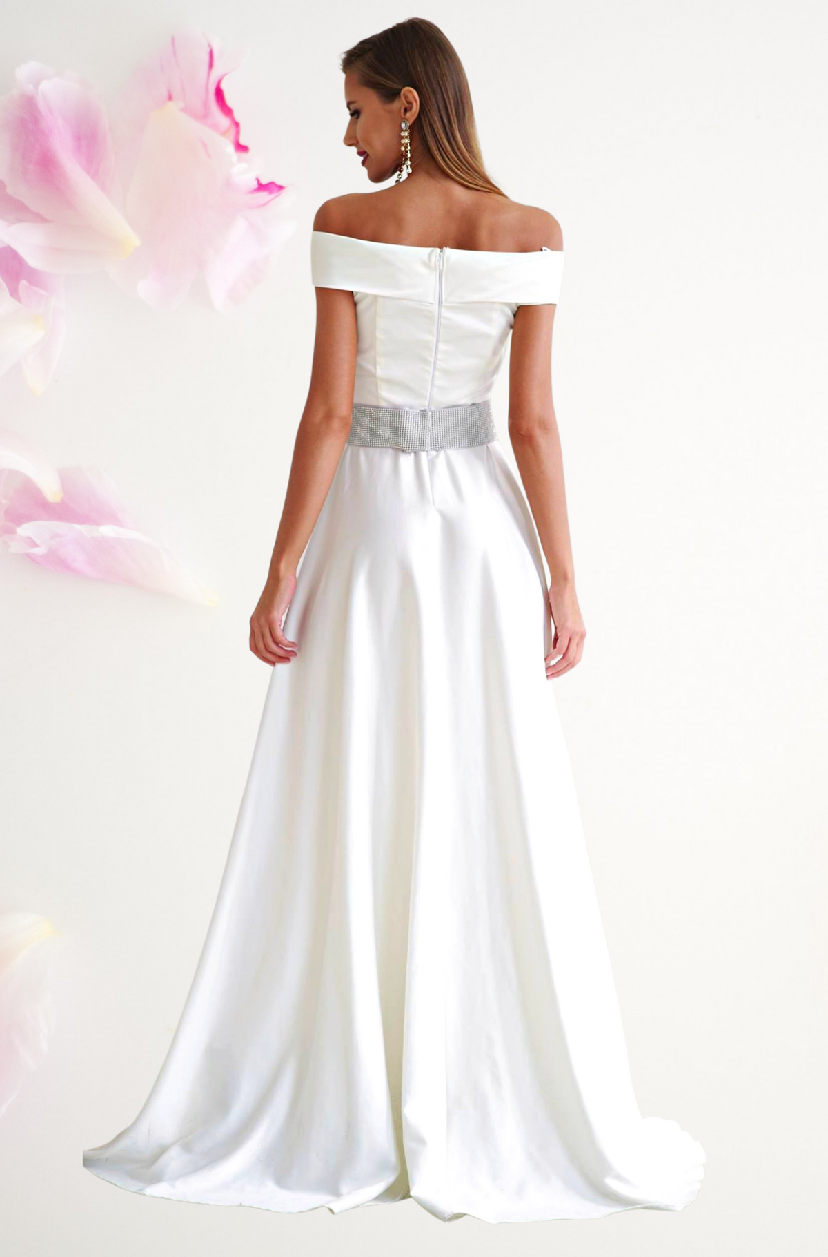 Abito lungo bianco-avorio Artista con scollatura a barchetta e cintura con strass rimovibile, tessuto elegante e raffinato.
