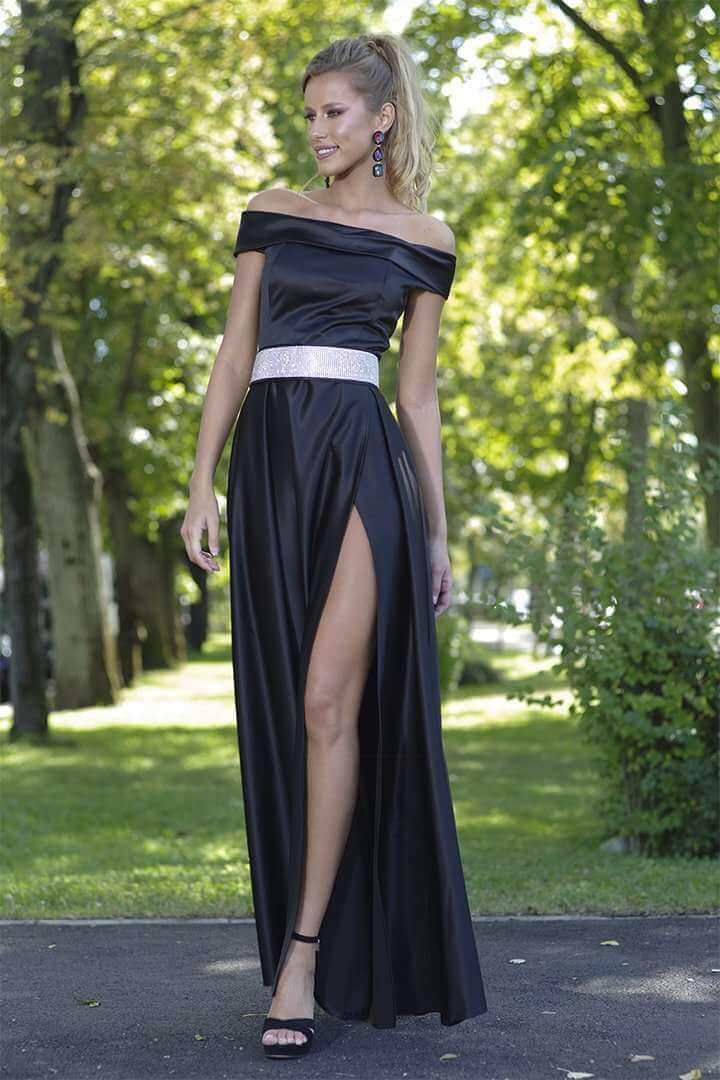Abito lungo nero Artista con scollo a barchetta e spacco laterale, dettaglio di stile e eleganza elegante.