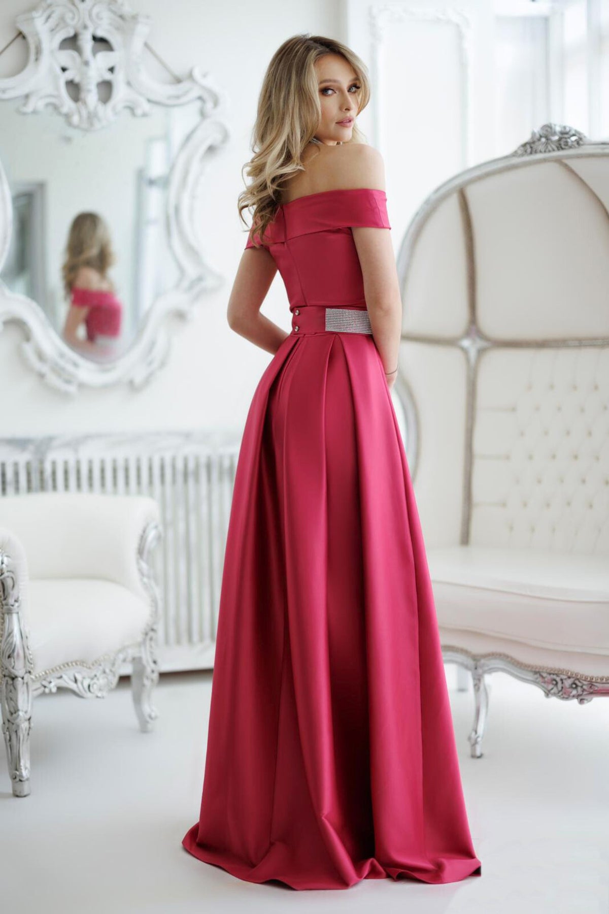 Abito lungo svasato fucsia in taffetà Artista con scollo a barchetta, spacco e cintura, dettaglio elegante e femminile.