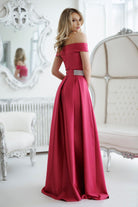 Abito lungo svasato fucsia in taffetà Artista con scollo a barchetta, spacco e cintura, dettaglio elegante e femminile.