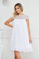Abito svasato bianco Artista in tessuto georgette con décolleté in tulle floreale, abito corto elegante e femminile.
