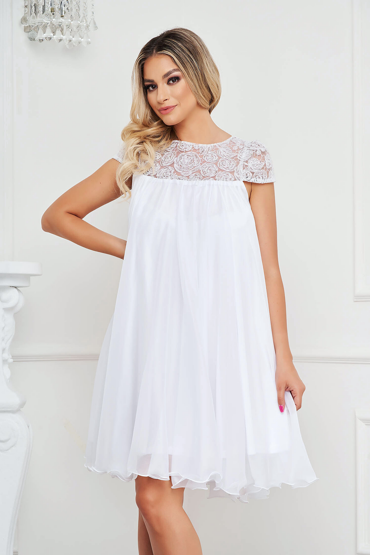 Abito svasato bianco Artista in tessuto georgette con décolleté in tulle floreale, abito corto elegante e femminile.