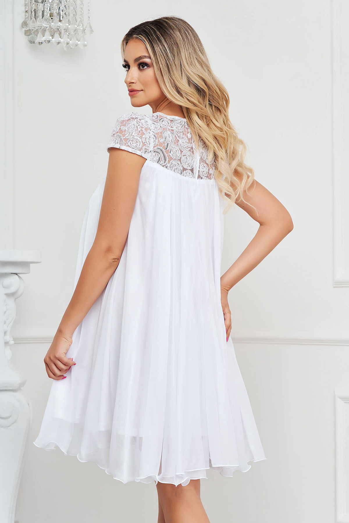 Abito svasato bianco Artista in tessuto georgette con décolleté in tulle floreale per occasioni eleganti
