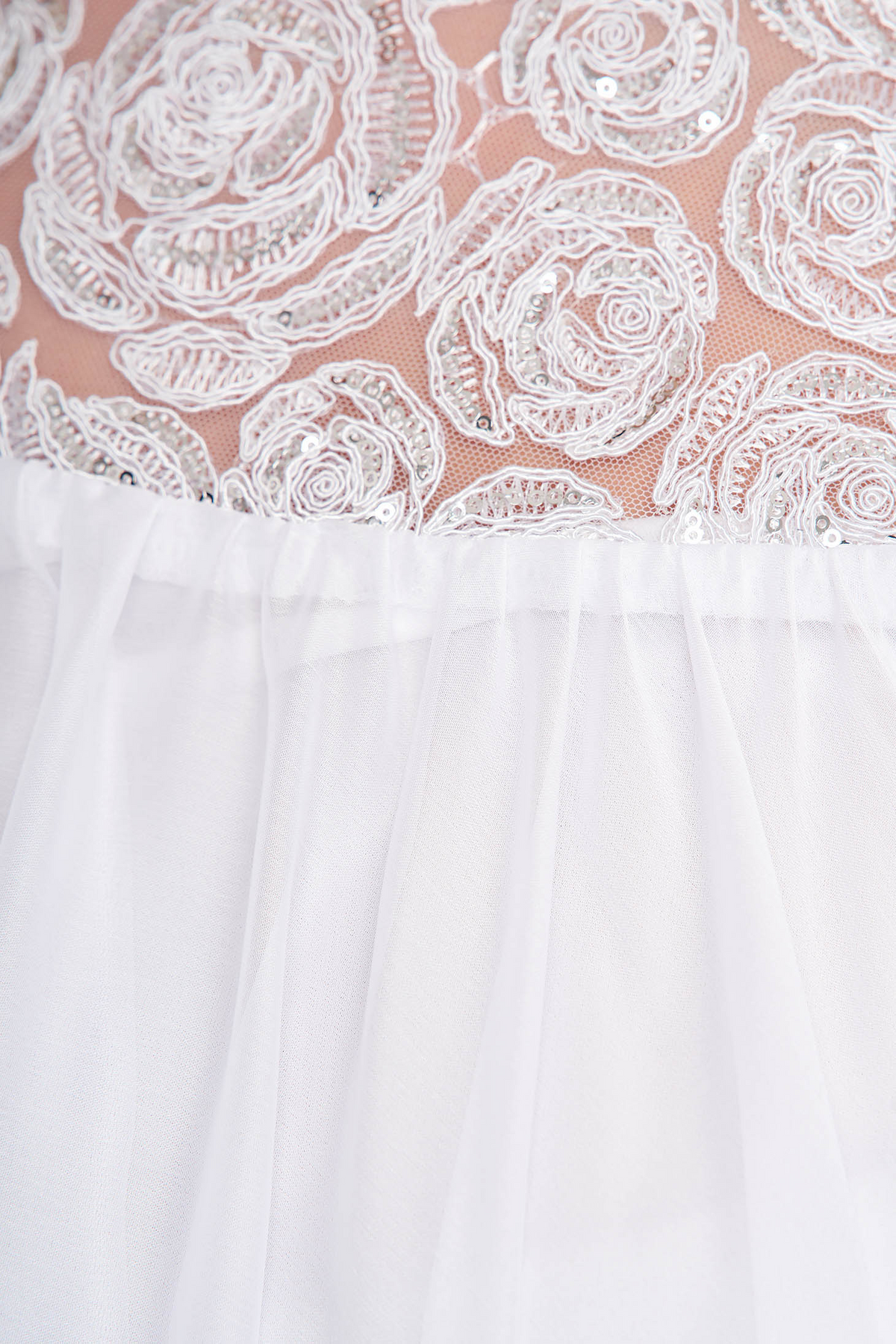 Abito corto svasato bianco Artista in tessuto georgette con décolleté in tulle floreale, elegante e femminile.