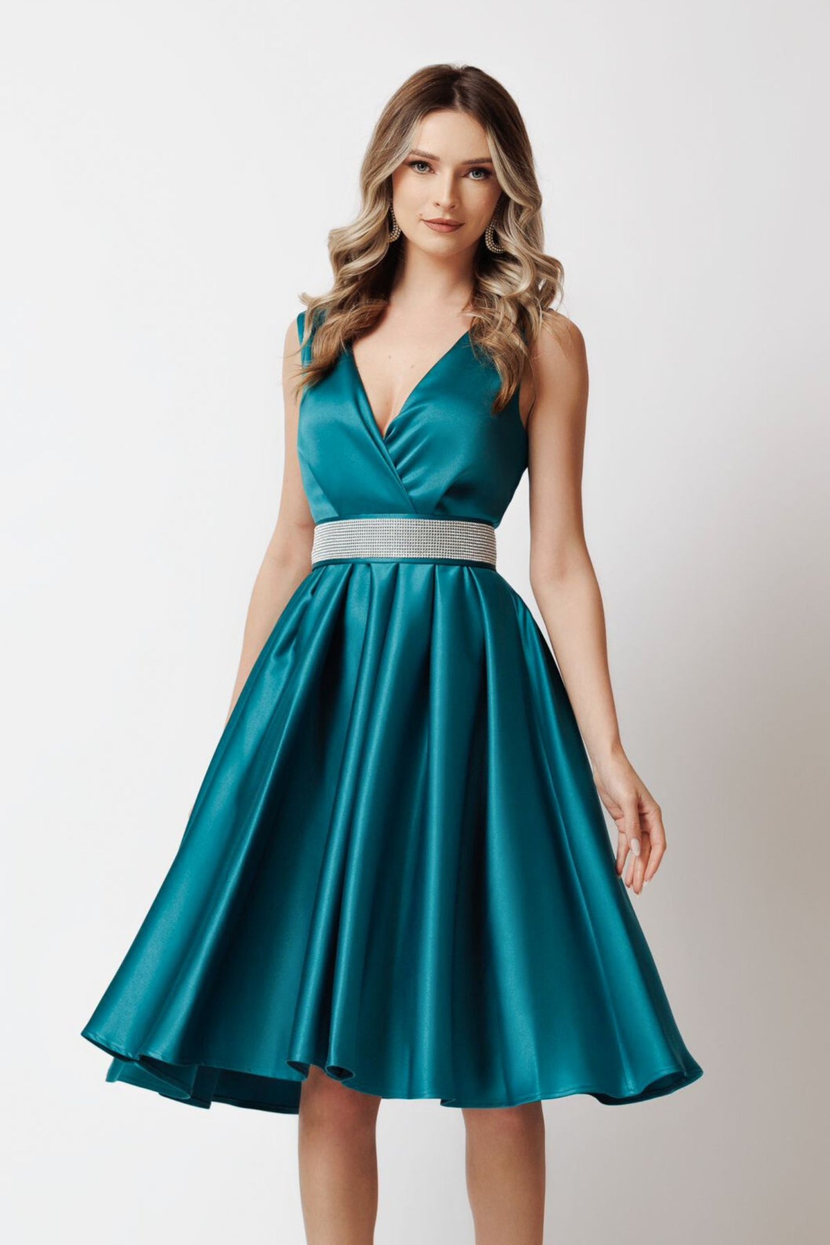 Abito svasato corto al ginocchio verde acqua Artista in taffetà con scollo a V e cintura con strass argento, elegante e femminile.