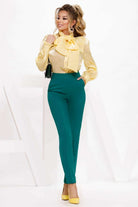 Camicia gialla pastello in organza Atmosphere con polsini alti e collo alto annodato, dettagli eleganti e raffinati.