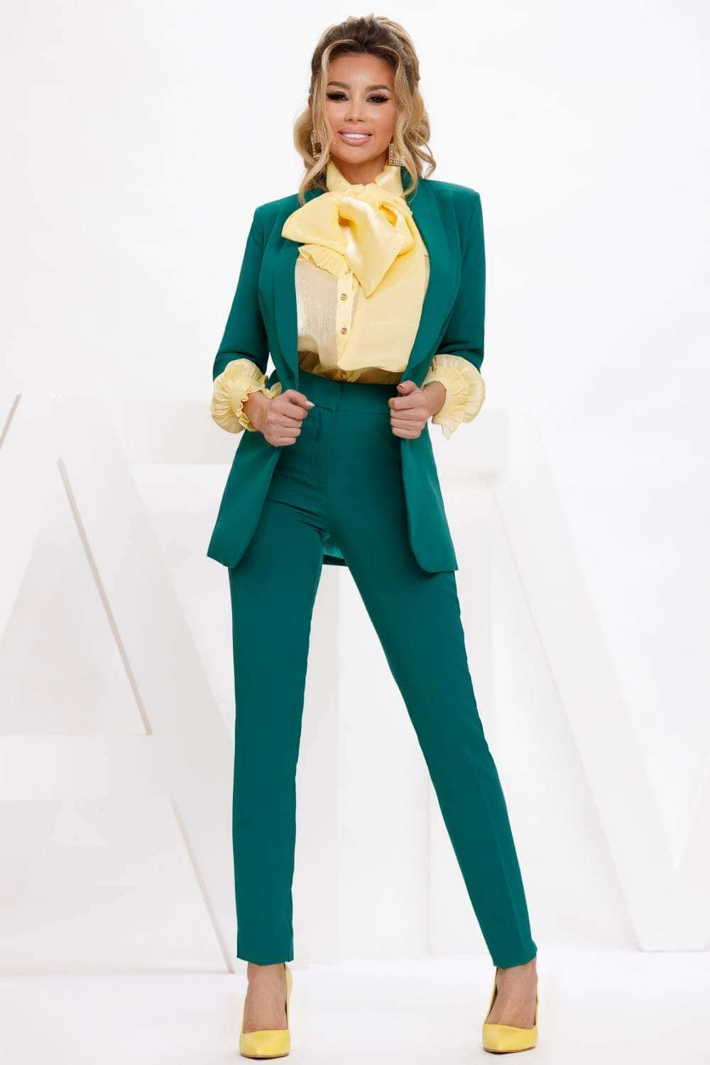 Camicia giallo pastello in organza Atmosphere con polsini alti e collo alto annodato, stile elegante e raffinato.