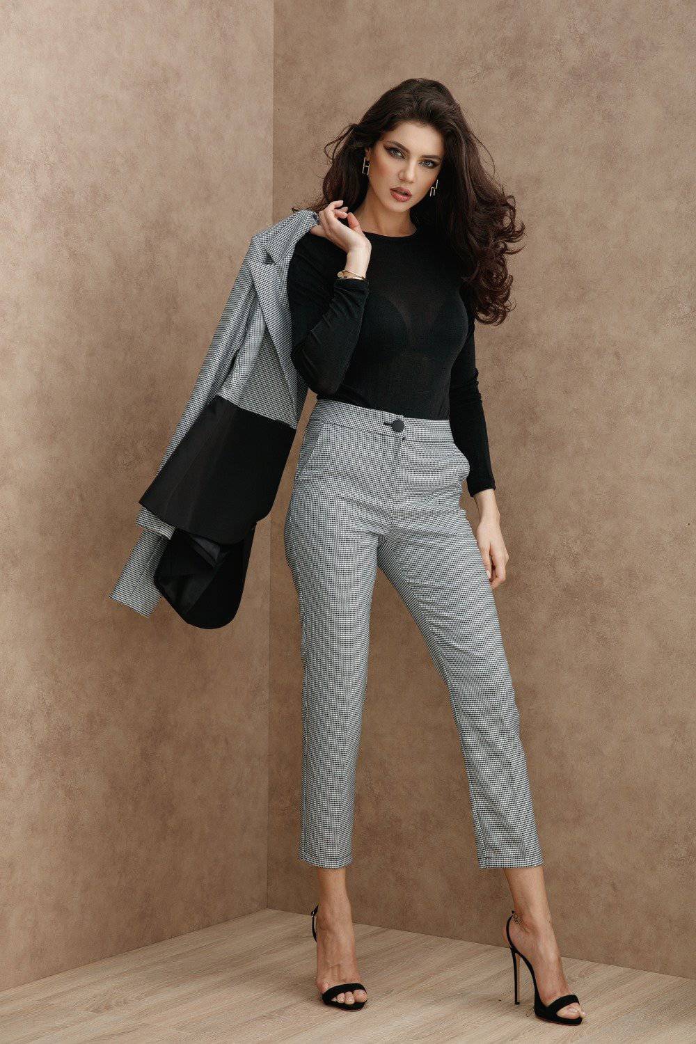 Completo tailleur Atmosphere in cotone a quadretti con giacca nera classica e dettagli pepita, ideale per occasioni eleganti.