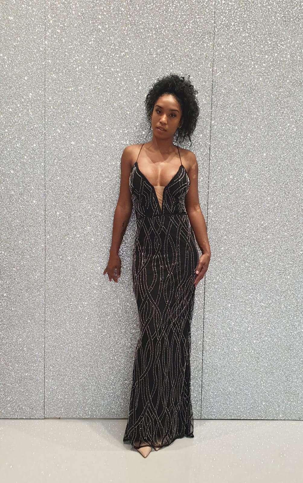 Abito lungo nero Bby con scollatura profonda, schiena scoperta e dettagli incrociati, ideale per occasioni eleganti.