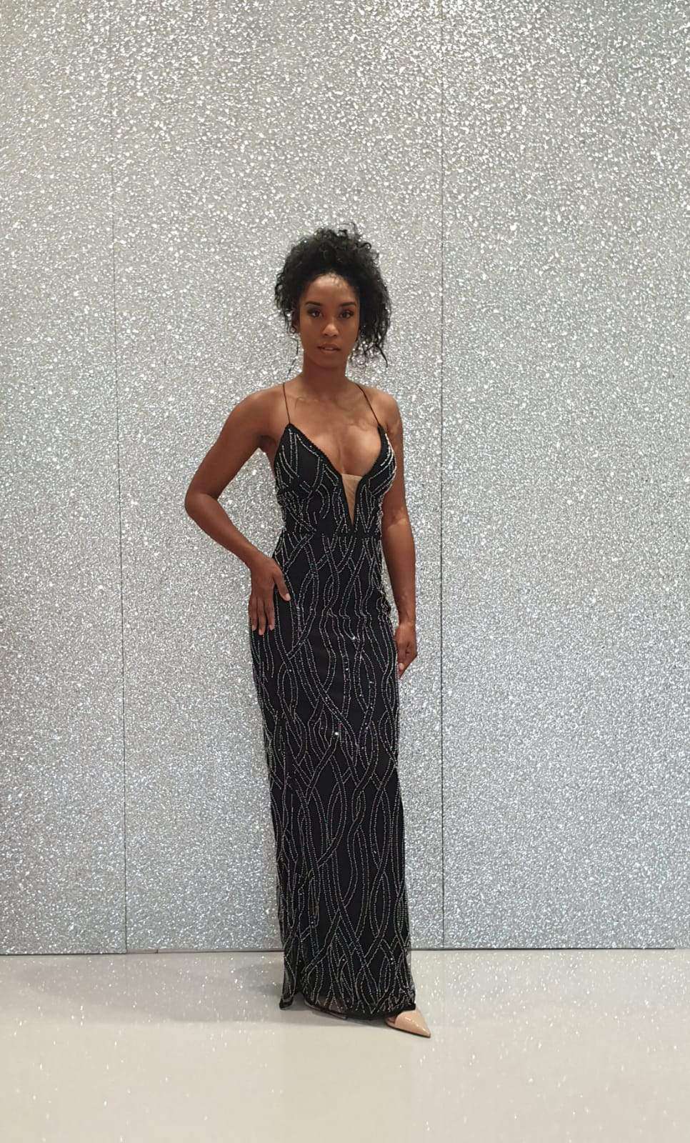 Abito lungo nero Bby con scollatura profonda, schiena scoperta e dettagli di incrocio, elegante e alla moda.